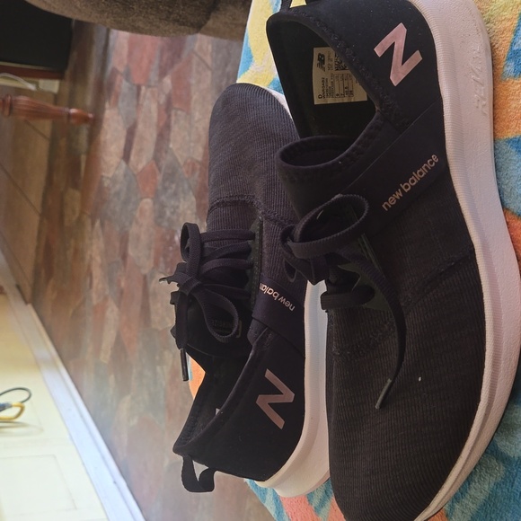 New Balance athletic shoe - Picture 2 of 5